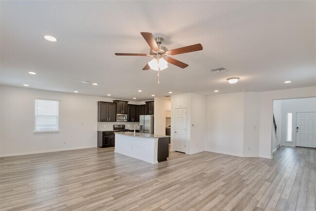 Building Photo - 3201 E College Park Dr