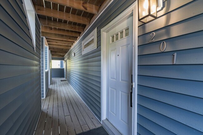 Building Photo - Fully Furnished Beach Rental