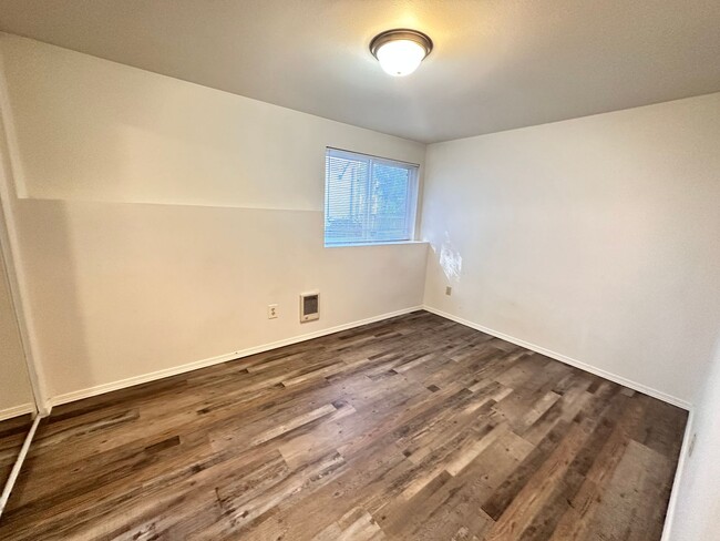 Building Photo - 2 bedroom, 1 bath Lower Apartment near Lan...