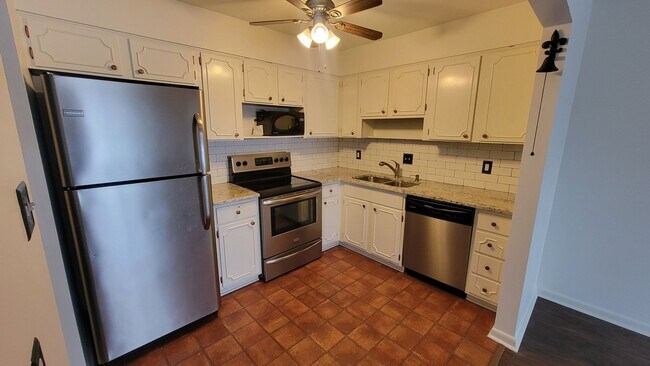 Building Photo - Clean Two Bedroom Condo For Rent