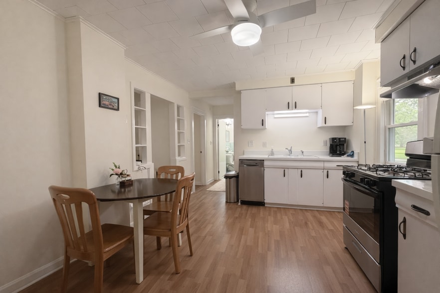 Kitchen - 131 Livingston Ave