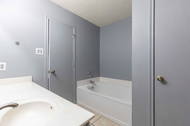 Building Photo - 8423 Parry Path