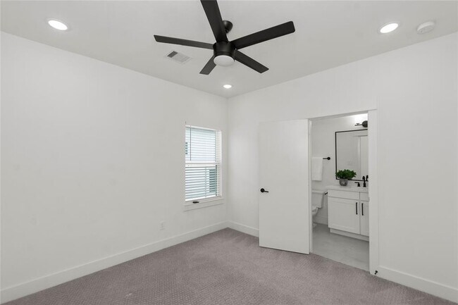 Building Photo - 3013 Nagle St
