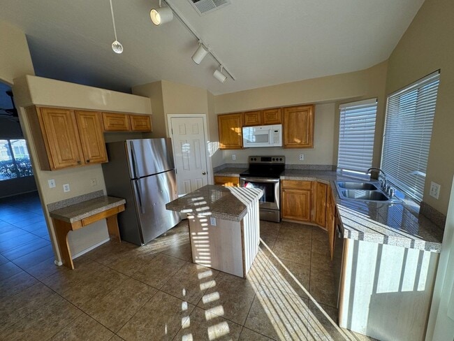 Building Photo - 3 Bedroom - 2 Bath - Mesa