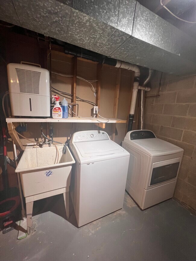 Building Photo - 536 Millshire Dr