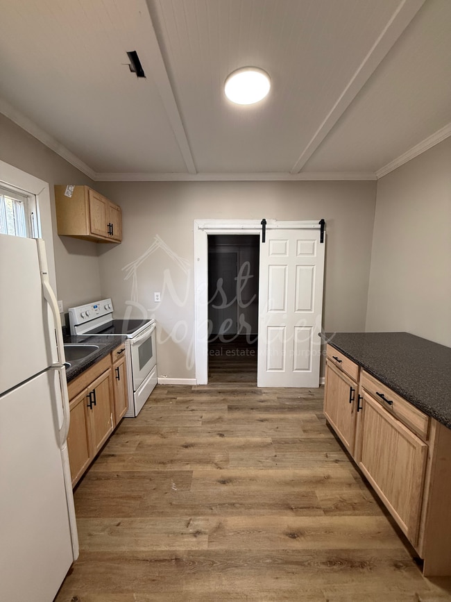 Building Photo - 410 Law St