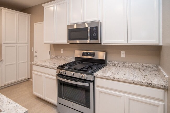 Building Photo - Great Townhome 3/2 in Santa Rosa Community in Summerlin!!!