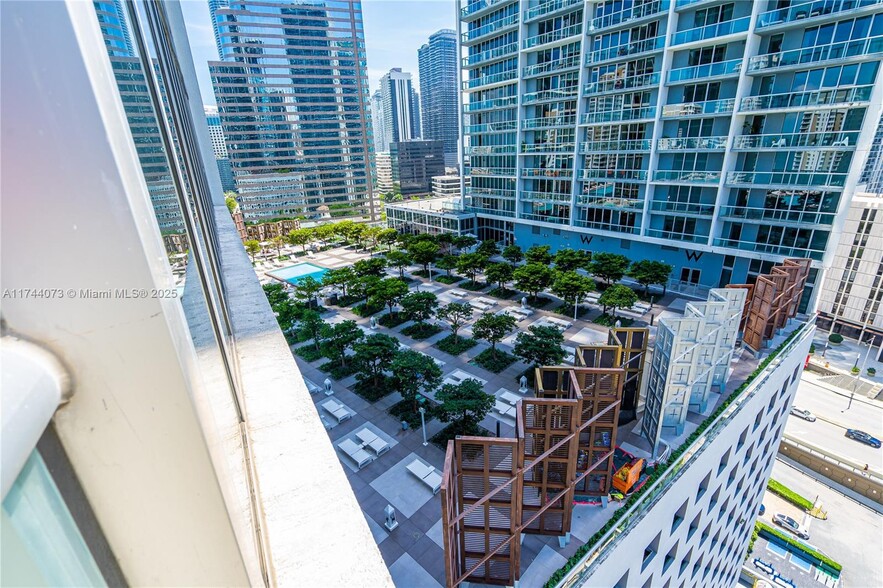 Building Photo - 475 Brickell Ave