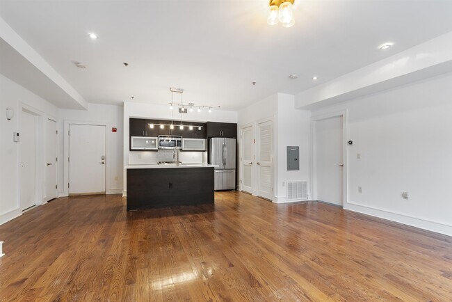 Building Photo - 635 6th St