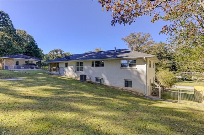Building Photo - 2325 Elmwood Cir SE