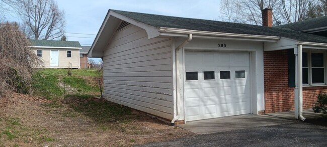 Building Photo - Christiansburg, 3 BR / 2 BA, Available Now