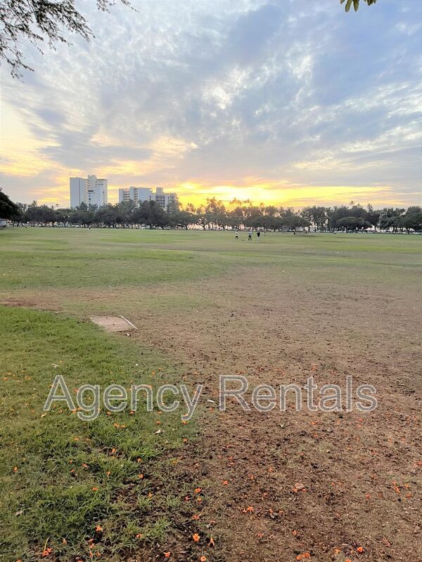 Building Photo - 3036 Monsarrat Ave