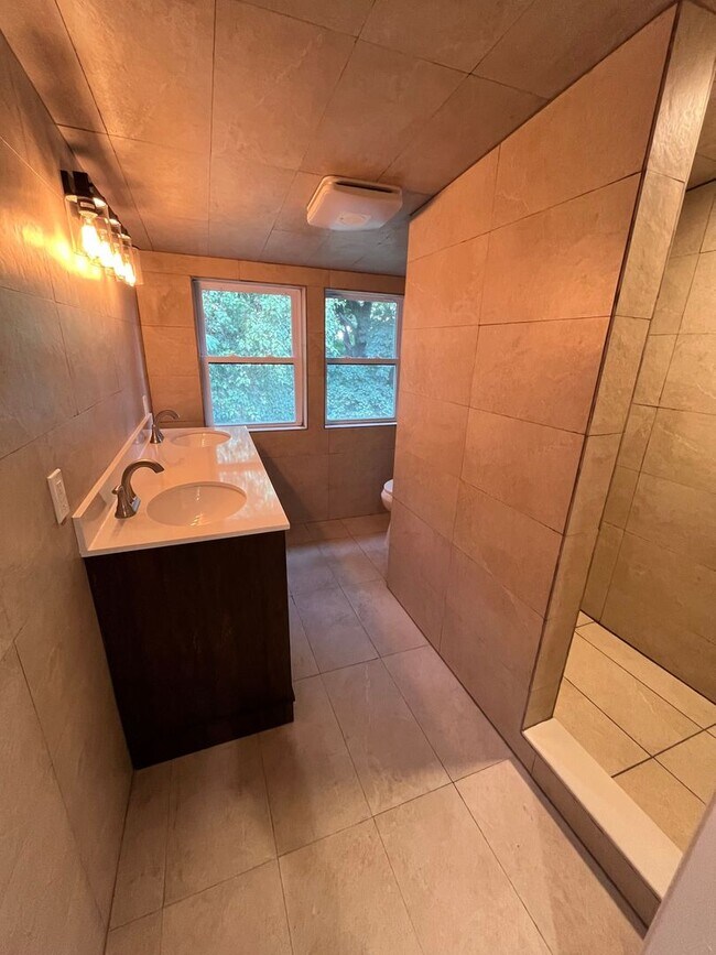 Building Photo - 4 Bedroom 2 Bath Single Family Home