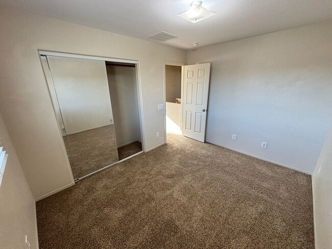 Building Photo - Gorgeous 3bed / 2.5bath home in the Silverstone Ranch community!