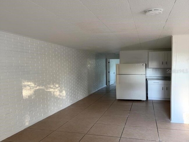 Building Photo - 9811 N Jasmine Ave