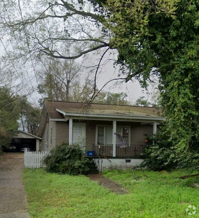 Building Photo - Super cute 3/1 with detached garage.