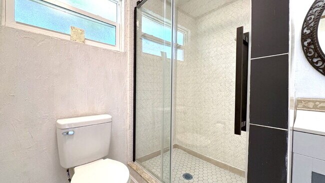 Building Photo - 1022 Lewis Dr