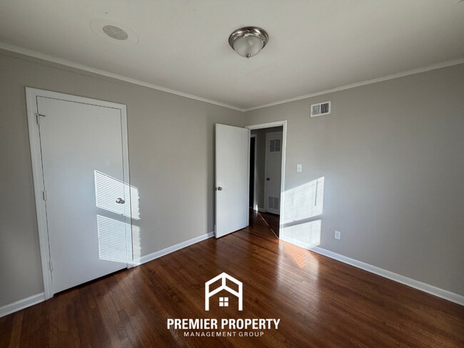 Building Photo - Charming 3BR Memphis Home with Tile Floors, Dining Area & Fenced Backyard