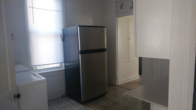 Building Photo - 2-Story House, 4Bed/2Bath washer/dryer hoo...