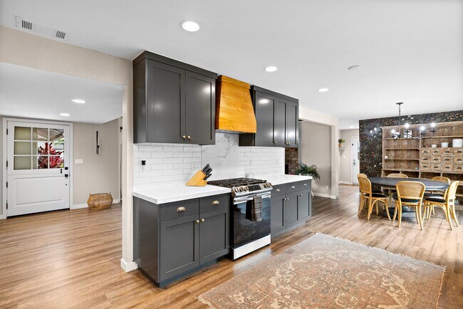 Building Photo - Beautifully Remodeled Rossmoor Home in a P...