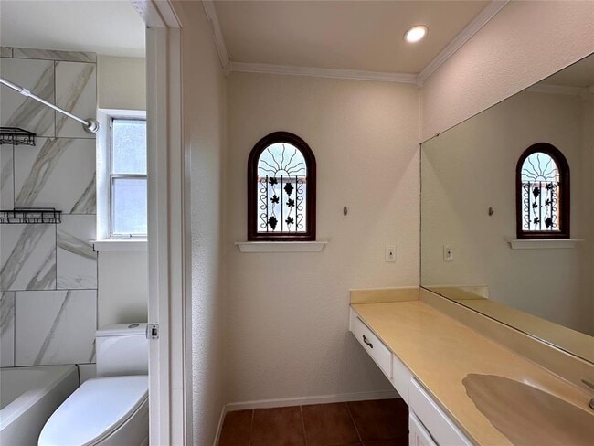 Building Photo - 2711 Wilcrest Dr