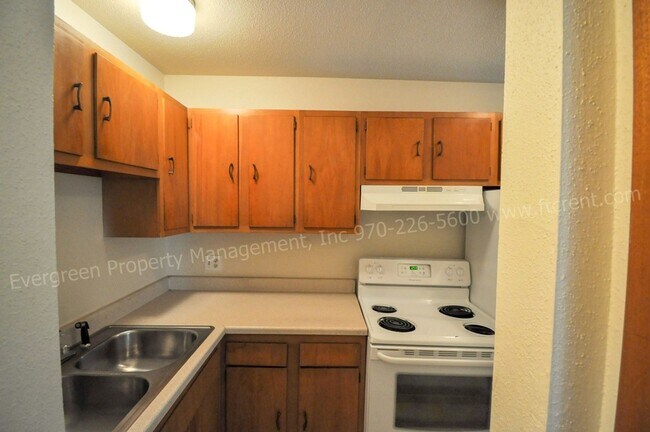 Building Photo - 923 James Ct