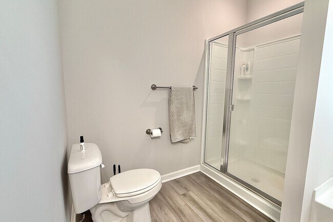 Building Photo - AVAILABLE NOW! (Pet Friendly)