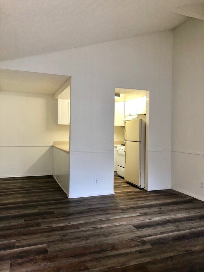 Building Photo - West Ventura Apartment