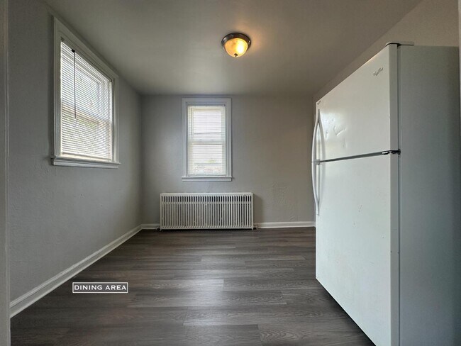 Building Photo - 1033 Fanshawe St