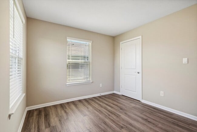 Building Photo - Fantastic 5bd/3ba home! Let yourself in!