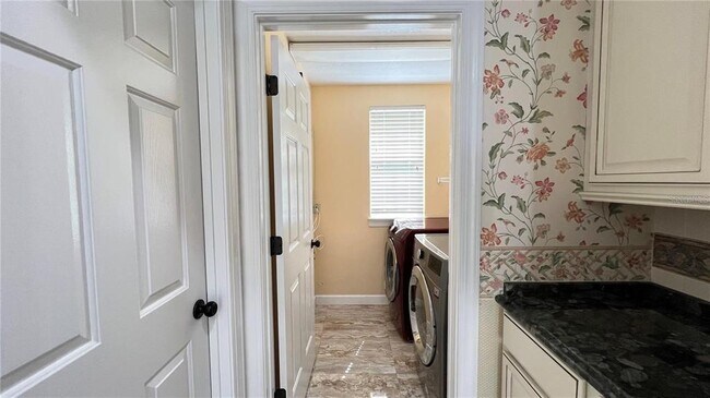 Building Photo - 934 Westpark Dr