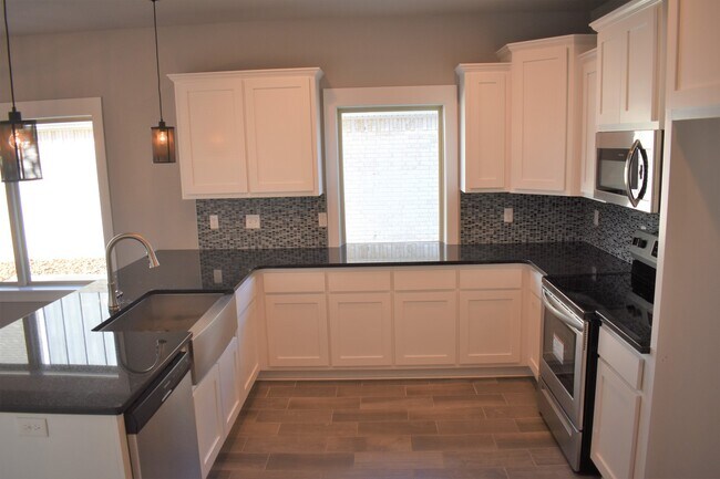 Building Photo - Luxurious 4 Bedroom, 3.5 Bathroom Home In Fayetteville, AR