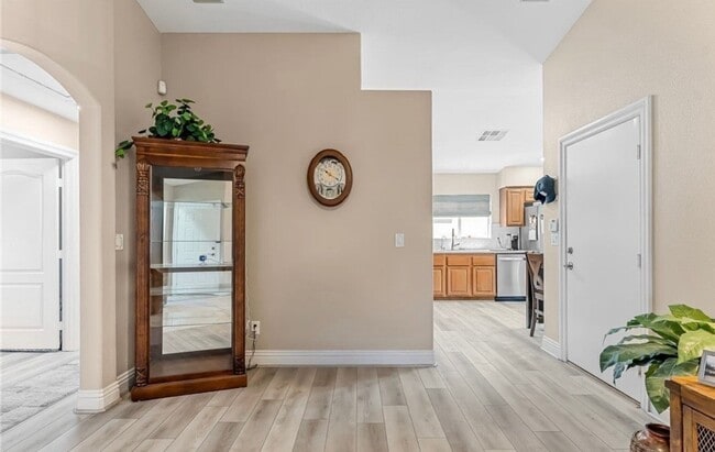 Building Photo - GORGEOUS 3 BEDROOM 2 BATH HOME