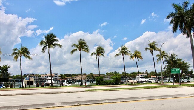 Building Photo - 5005 Collins Ave