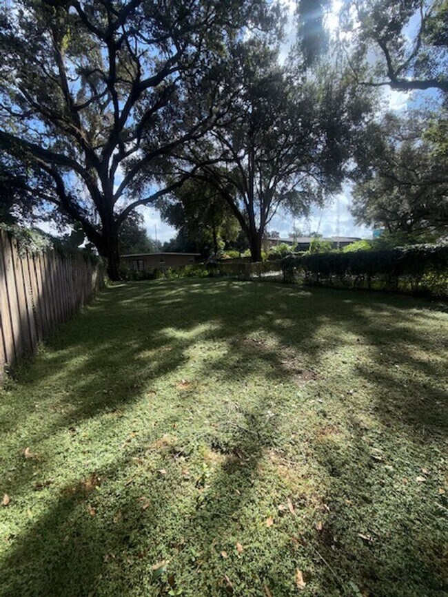 Building Photo - 1319 Francis Ave