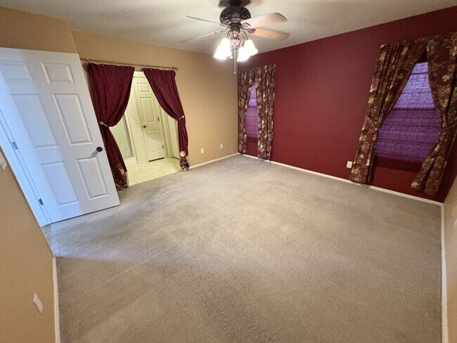 Building Photo - East side beauty 4 bedrooms