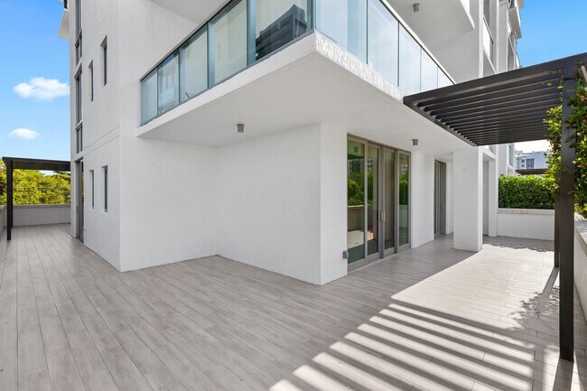 Building Photo - 475 E Royal Palm Rd
