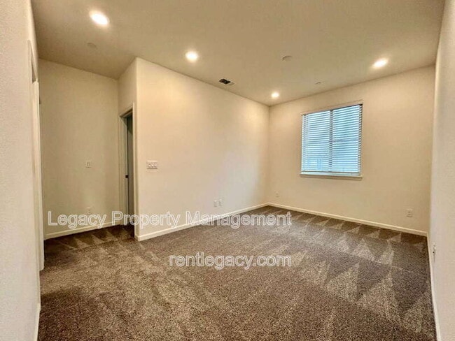 Building Photo - 3879 Ivan Way