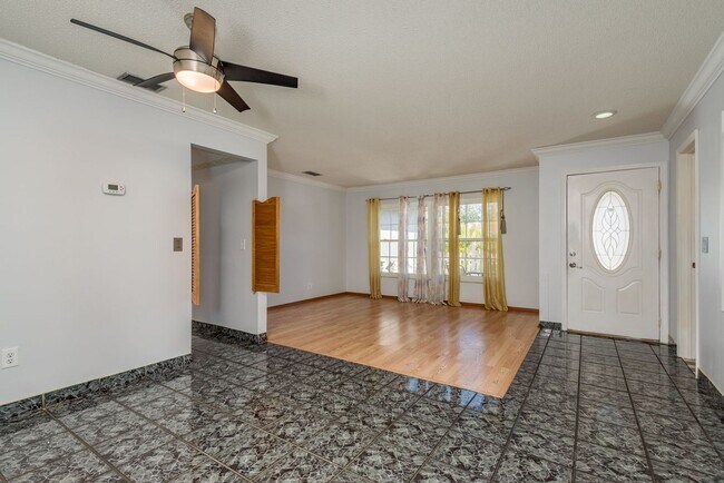 Building Photo - 4/2 Tampa Home