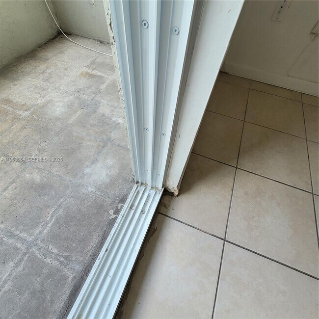 Building Photo - 10090 NW 80th Ct