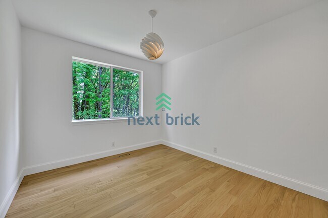 Building Photo - Beautiful Bellevue Single Family Home with 4 Beds + Bonus Room+ Den For Rent