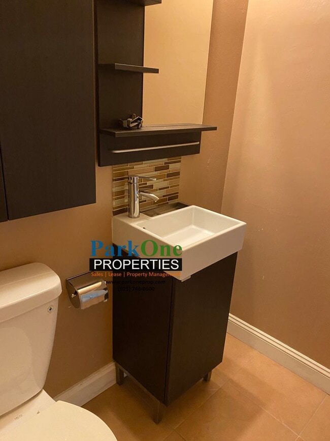 Building Photo - Spacious 2 bed / 2 bath condo in great location.