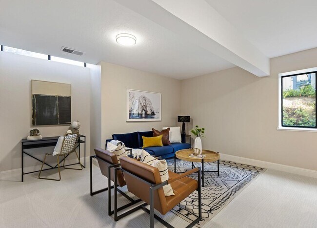 Building Photo - Updated Townhome in Sought After Walnut Cr...