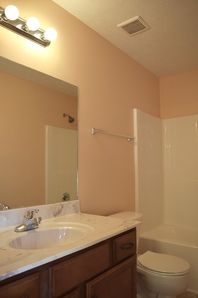 Building Photo - Wonderful 3 Bedroom 2 1/2 Bath Townhouse Now Available!