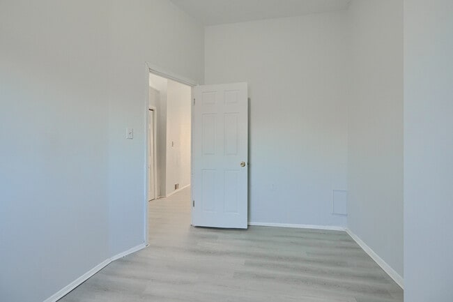 Building Photo - 800 N Fulton Ave