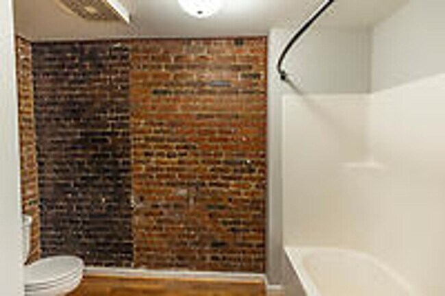 Building Photo - New Listing!