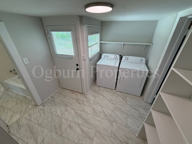 Building Photo - 1100 Franklin St SW