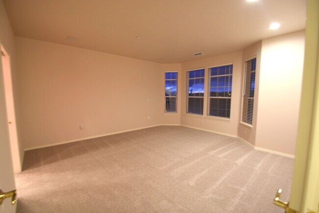 Building Photo - 2Bd/2.5Ba Issaquah Condo
