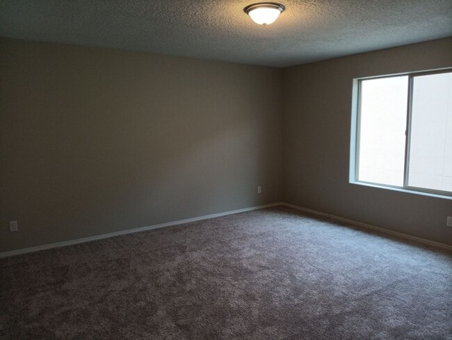 Building Photo - Spacious 4-bedroom, 2.5-bathroom home! Showings available NOW!