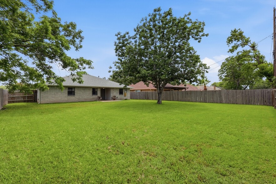Building Photo - 3821 Brighton Dr